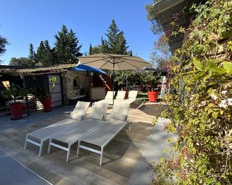 Inn 4 Bears - Nimes - Patio