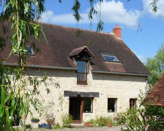 Lovely Country Farmhouse With Views, Pond, Garden & Terrace, set In 5 acres. - Lurcy-Lévis - Edificio