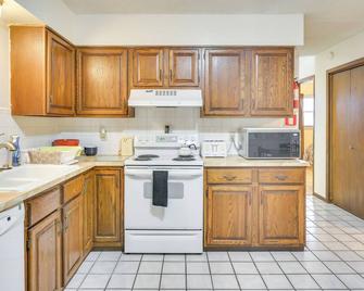 5 Mi to Hutchinson Attractions Cozy Apt - Hutchinson - Kitchen