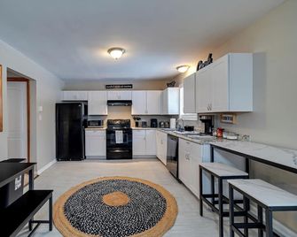 Charming 3-bedroom farmhouse in Long Pond with WiFi, AC, karaoke, and huge deck. - Long Pond - Cocina