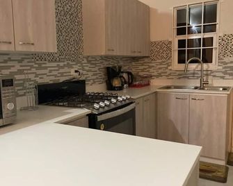 Sleeps 4 with Free Parking 15-min to Beach - Discovery Bay - Cocina