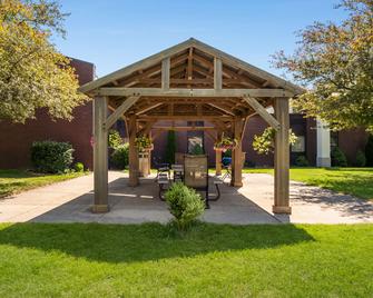 Best Western Hospitality Hotel & Suites - Grand Rapids - Patio