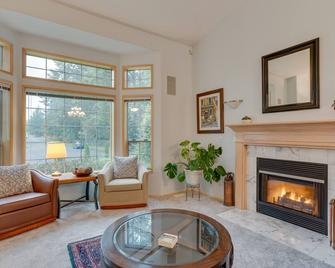 Pet and Family Friendly Bonney Lake Home Game Room - Sumner - Living room