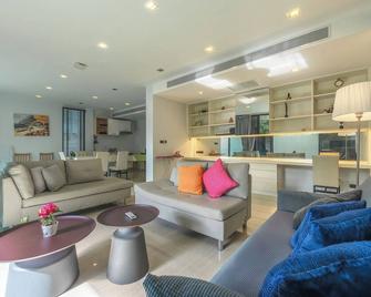 V220 Pool Villa 4BR 500m from Kata Beach - Phuket City - Living room