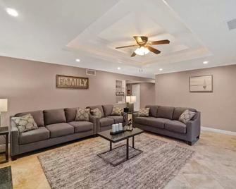 Reduced Pricing Spacious Disney Vacation w/ Game Room - Orange - Sala de estar