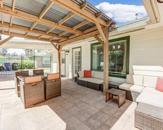 Spacious 4BR for Groups - 3 min to Woodlands Mall, Concerts & More! - Shenandoah - Patio