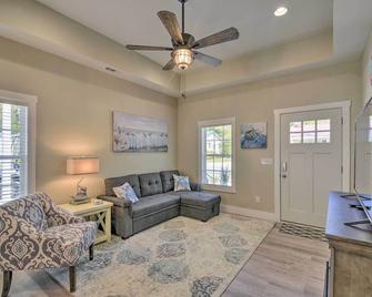 Ocean Isle Beach Home with Shared Lanai and Grill - Ocean Isle Beach - Living room