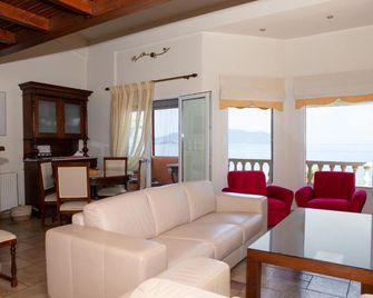 Pampas Seafront villa, 6 bedrooms, North Evvoia - Istiea - Salon