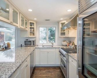 Peaceful Quiet Updated Modern Home - Southampton - Cocina