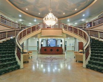 홀리데이 인 익스프레스 앤드 스위트 베이커즈필드 센트럴 - 베이커즈필드 - 로비