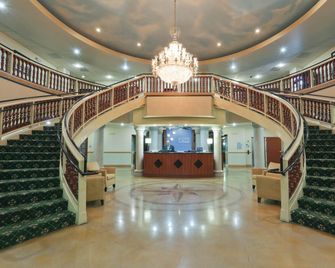 Holiday Inn Express & Suites Bakersfield Central By IHG - Bakersfield - Lobby