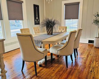 2-Bedroom Walk-up Apartment at the Bonaparte Castle Estate - Salisbury - Їдальня