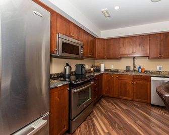 Two Storey on Bessie - only a minute walk to the Beach! - Port Stanley - Kitchen