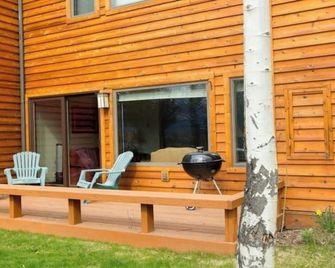 Gorgeous country lodge with private sauna, deck & fireplace - near National Park - Moose - Patio