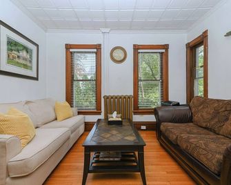 The Copper Penny House - Walking Distance To The Falls! - Niagara Falls - Living room