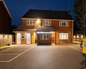 High Trees Guest House Gatwick - Horley - Building