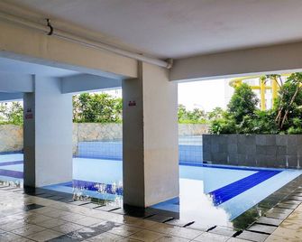 Serene And Warm 2Br At Apartment Bassura City - Yakarta - Piscina