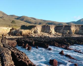 Mountain View Studio Near Beautiful Beaches, Hiking and Biking - Los Osos - Pool