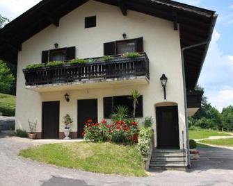Haus Rosenauer Zimmer & Ferienwohnungen - Nussdorf am Attersee - Budova