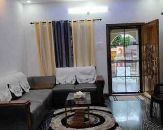 Luxury Villa Retreat - Tiruvalla - Sala de estar