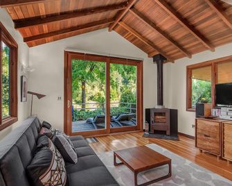 Gorgeous Lush Private Riverfront Modern Cabin - Forestville - Living room