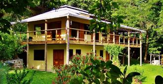Rolands Garden Guesthouse - Guanaja - Building