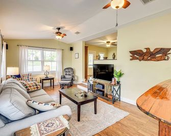 1 Block to Crescent Lake: Charming Home w/ Porch! - Crescent City - Living room