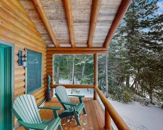 Lakefront cabin with woodstove, beautiful mountain views & private swimming dock - Greenville - Balcony