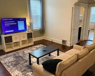Comfortable 1br Apartment - Laundry & Backyard - St. Louis - Living room