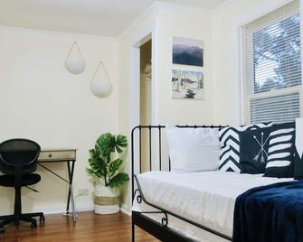Cozy Home, Minutes from Killington! Washer/Dryer & Free Disney+/Peacock! - Rutland - Bedroom