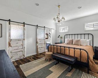 Kingsby Cottage - 1 Bedroom w Mountain views - Boerne - Schlafzimmer