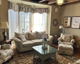 Spacious home centrally located in the quaint waterfront town of Onancock - Onancock - Sala de estar
