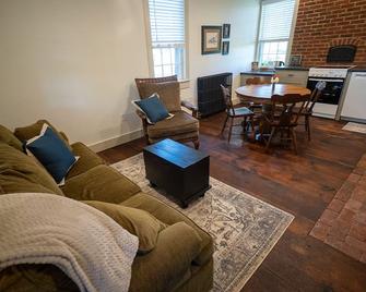 Cottage Living on Peaceful Lancaster Co. Farm - Elizabethtown - Living room