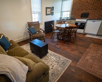 Cottage Living on Peaceful Lancaster Co. Farm - Elizabethtown - Вітальня
