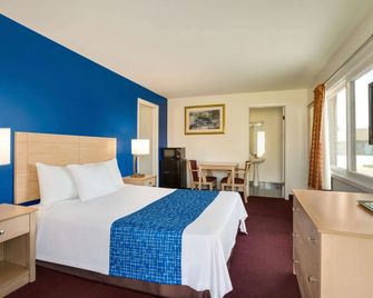 Travelodge by Wyndham Niagara Falls - ניאגרה פולס - חדר שינה