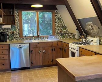 This house is a 4 bedroom(s), 2.5 bathrooms, located in Jamaica, VT. - Jamaica - Kitchen