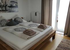 i24rooms - Gästezimmer, FeWo mit eigenem Garten - Lautrach - Bedroom