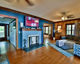 Classic Lk Le Homme Dieu Cottage! Level sand beach! - Alexandria - Living room