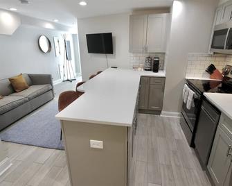 Darling Apartment in Capitol Hill - TWO min to Metro - Washington, D.C. - Kitchen