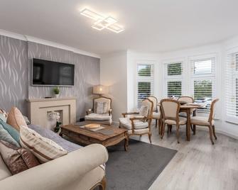 9A Millbrae - Donnini Apartments - Ayr - Phòng khách