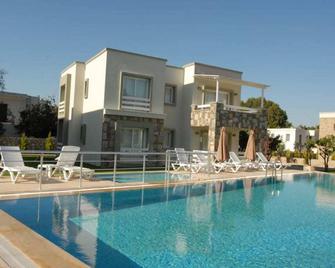 Torba Residence - Torba - Bazén