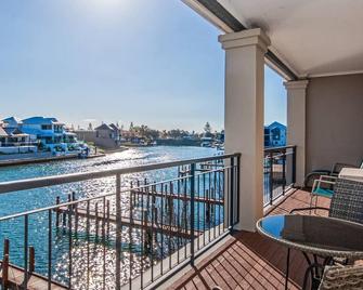 Waters Edge Apartment with Jetty - Mandurah