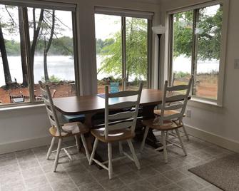 Waterfront Cottage - Westford - Dining room