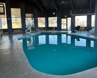 AmericInn by Wyndham Mosinee Central Wisconsin Airport - Mosinee - Piscina