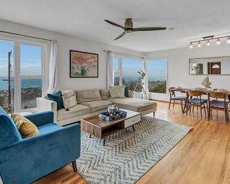 Hilltop Villa Offering Uninterrupted Ocean Vistas - San Diego - Sala de estar