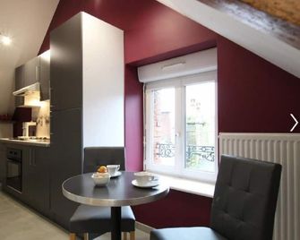 Apartment with terrace in a 14th century building - Villedieu-les-Poêles - Salle à manger