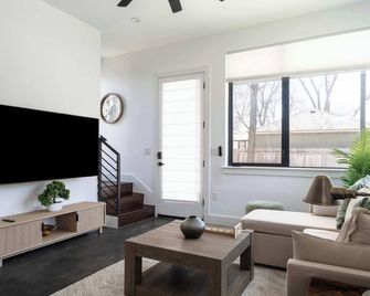 Upstay: Contemporary 2br Retreat W Patio & Bbq - Austin - Phòng khách