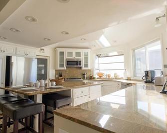 Magnificent Victorian-Modern House on the sand of Mandalay Beach - Oxnard - Kitchen
