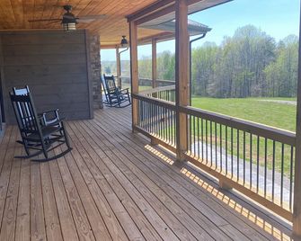 Spacious 4-BR house w/ wraparound porch, fire pit area and hot tub -Sleeps 18-20 - Burkesville - Balcony