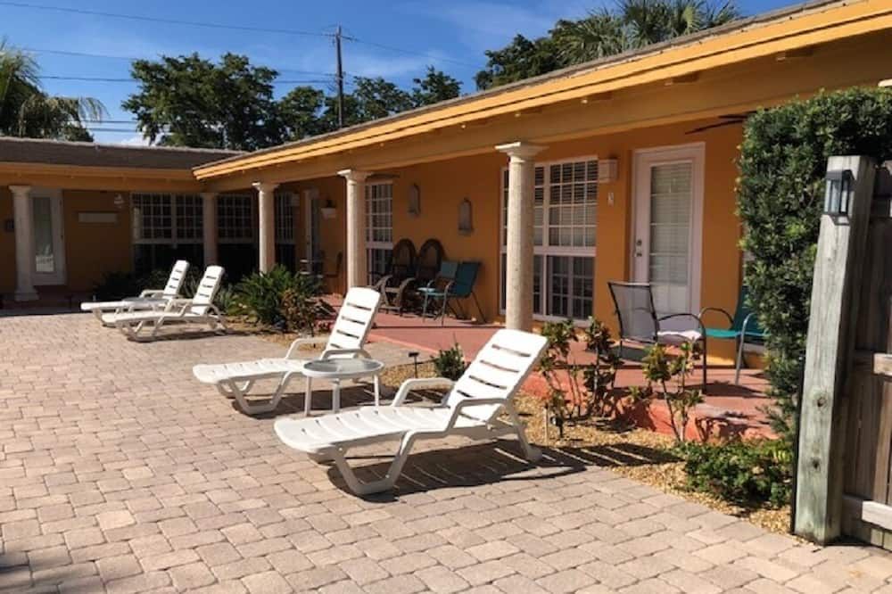 Amazing 1 Bedroom, Half block to beach Stay a week save 10% or month save 20% - Fort Lauderdale - Patio